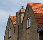 Daken met schoorstenen van de gevel aan de achterzijde.
<br/>
Marcel Westhoff, maart 2017